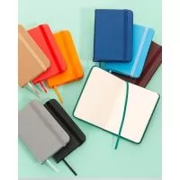 Brinde de baixo custo a mini caderneta para anotações personalizadas é feita com capa de material sintético brilhante, marcador de página feito de cetim, possui boa variedade de cores e 80 páginas amareladas sem pauta