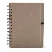 Caderneta B6 capa dura em kraft com wire-o e porta caneta. Contém aproximadamente 70 páginas pautadas na cor branca.