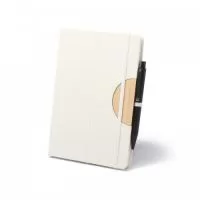 Caderneta com tampa de função de suporte para smartphone. Produzido com caixa de leite, possui guarnições em bambu, porta canetas e elástico branco com 80 folhas(g/m2)pautadas na cor bege.