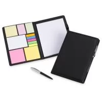 Descrição: Kit para anotações em couro sintético com autoadesivos e caneta plástica. Contém seis blocos com aproximadamente 50 folhas, conjunto de cinco marcadores plásticos autoadesivos com aproximadamente 26 folhas, bloco A5 com aproximadamente 50 folhas e caneta esferográfica com carga azul e acionamento por clique.  Altura :  22,8 cm  Largura :  16,6 cm  Espessura :  1,7 cm  Medidas aproximadas para gravação (CxL):  20 cm x 14 cm  Peso aproximado (g):  330