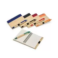 Um caderno feito para quem deseja anotar ideias e projetos sem abandonar a preocupação com o meio ambiente. Com capa feita em casca de bambu e faixa vertical colorida, ele conta também com encadernação Wire-O e aproximadamente 70 folhas amareladas pautadas. Além disso, o caderno acompanha uma caneta esferográfica de carga azul de 0,8 mm com corpo em papelão e clip, acionamento em clique e ponteira em plástico. A capa contém um elástico para abrigar a caneta junto ao caderno.