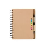 Caderno Ecológico com Autoadesivos e Caneta – Completo e Sustentável Praticidade e consciência ambiental em um único item! Este caderno ecológico com capa em papelão kraft reúne tudo o que você precisa para se organizar no dia a dia de forma sustentável.  Conta com:  70 folhas pautadas no miolo;  Bloco autoadesivo amarelo com ~20 folhas;  Bloco verde autoadesivo com ~20 folhas;  Cinco blocos autoadesivos coloridos com ~20 folhas cada;  Três blocos coloridos extras com ~20 folhas;  Caneta esferográfica de papelão com clip e ponteira plástica, carga azul 1.0mm e acionamento por clique;  Suporte de nylon interno para segurar os autoadesivos e a caneta.  Ideal para estudos, anotações em reuniões ou como brinde corporativo sustentável.  ???? Especificações Técnicas: Altura: 21,2 cm  Largura: 17,6 cm  Espessura: 2,4 cm  Peso aproximado: 311 g  Material: Papelão kraft (capa), papel offset (interno), nylon (suporte)  Área para gravação:  Caderneta: 19 cm x 10 cm  Caneta: 3 cm x 0,5 cm  Tamanho