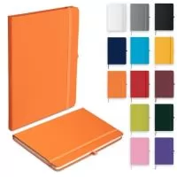 Caderno de anotações com elástico no tamanho A5, suporte para caneta, capa dura em material sintético, miolo 80 folhas pautadas na cor bege.