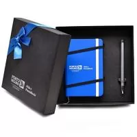 Kit Composto por uma caderneta capa dura, guardas em papel Color Plus 180 g (0 x 0 cor). Miolo com 80 folhas em papel pólem 75 g, (0 x 0 cor). Miolo costurado com cantos arredondados e fechamento com elástico. Caixa produzida em papel kraft 300 g na cor preta formato 19 x 19 x 5,5 cm. Acompanha 1 caneta de metal. A Personalização na capa e tampa da caixa é em silkscreen a 1 cor. A caneta será personalizada a laser. Laço de cetim não incluso.
