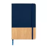 Caderneta personalizada com capa dura em poliuretano (PU) e acabamento em bambu na parte inferior, unindo visual moderno, corporativo e sofisticado. Possui aproximadamente 96 folhas marfim pautadas de 80 g/m², elástico para fechamento e marca-página em fita de cetim. Ideal para brindes corporativos, kits de onboarding, eventos, feiras, reuniões, treinamentos, convenções e presentes para clientes e colaboradores. A capa oferece espaço para personalização com logotipo ou identidade visual da empresa, tornando a caderneta uma excelente opção de brinde útil e de alto valor percebido. Medidas aproximadas: 14,4 x 21 x 1,4 cm. Área aproximada de gravação: 6,5 x 10 cm. Peso aproximado: 270 g.