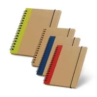 Caderno A6 personalizado com capa dura em cartão kraft e 120 páginas lisas em papel 100% reciclado. Compacto, leve e funcional, é ideal para anotações, desenhos, rascunhos, reuniões e uso diário. O formato com espiral facilita o manuseio e a capa oferece ótima área para personalização com logotipo, nome ou identidade visual da empresa. Excelente opção para brindes corporativos, eventos, treinamentos, feiras, kits de onboarding, campanhas sustentáveis e presentes para clientes e colaboradores. Um brinde útil, econômico e com forte apelo ecológico. Medidas aproximadas: 10,5 x 14,5 cm.