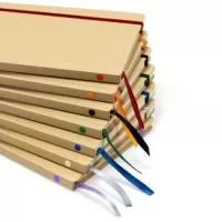 Caderneta de capa dura em kraft, elástico para fechamento e marca-página em fita de cetim. Possui aproximadamente 80 folhas marfim pautadas. Ao ser personalizada a laser, a capa da caderneta adotará a mesma cor do elástico de fechamento e da etiqueta disponível na lombada.