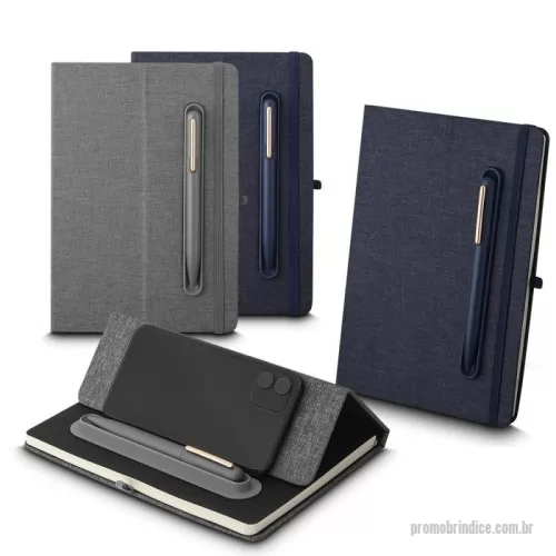 Caderno Capa Dura personalizado - Caderno produzido com capa em tecido RPET e suporte para caneta em latão reciclável na capa, capa dobrável para suporte de smartphone, miolo com 80 folhas pautadas.