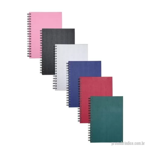 Caderno Capa Dura personalizado - Descrição: Este caderno capa dura em linho com espiral metálica vai trazer um toque de elegância e praticidade para as anotações do dia a dia. Com aproximadamente 101 folhas divididas em: 1 folha de guarda, 1 com os calendários de 2024 até 2026, 6 folhas com o calendário anual para anotação de compromissos, 87 folhas pautadas, 5 folhas quadriculadas e uma folha para contatos ao final. Um caderno versátil, ideal para o cotidiano.
