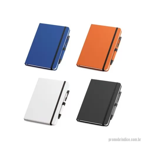 Caderno Capa Dura personalizado - Kit de caderno A5 e esferográfica, caderno de capa dura em c. sintético com 160 páginas lisas, fita separadora e elástico. Esferográfica de escrita azul. Fornecido com caixa presente em PP com elástico. Esferográfica: ø10 x 137 mm | Bloco: 140 x 210 mm | Caixa: 155 x 214 x 13 mm