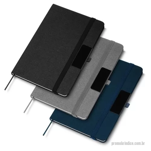 Caderno Capa Dura personalizado - Caderno de anotações com placa de metal para personalização, fechamento em fita elástica, capa dura em material reciclável, miolo com espaço para preencher o dia,  80 folhas pautadas na cor bege, com suporte para caneta.
