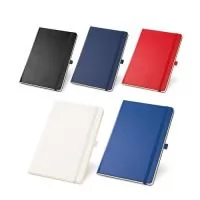 Caderno A5 de capa dura, com 160 páginas lisas em cor marfim. Com bolso interior, fita separadora, elástico e suporte para esferográfica (não inclusa). 137 x 210 mm