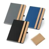 Caderno A5 com capa dura em cortiça e PU e 192 páginas pautadas em cor marfim. Contém elástico, fita separadora e suporte para esferográfica (não inclusa). Fornecido em bolsa de non-woven. 140 x 210 mm