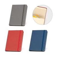 Caderno A5 de capa dura em tecido poliéster 100% reciclado (100% rPET). Com 96 folhas pautadas em papel cor marfim proveniente de gestão florestal sustentável, fita separadora, elástico e bolso em papel na parte traseira da capa. 140 x 210 mm