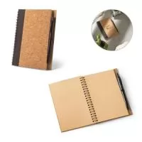 Caderno B6 de capa dura em cortiça e poliéster 100% reciclado (100%rPET) com 140 páginas lisas em papel kraft reciclado e suporte para esferográfica. Inclusa esferográfica em fibra de trigo e ABS com clipe. Escrita a azul. Caderno: 130 x 178 mm |Esferográfica: ø10 x 141 mm