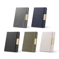 Caderno A5 de capa dura em tecido poliéster 100% reciclado (100% rPET) e detalhe em bambu. O interior contém 80 folhas pautadas em papel cor marfim reciclado, fita separadora e elástico para fecho do caderno. A cor e o resultado da impressão nos materiais naturais pode variar entre produtos. 146 x 210 mm