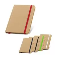 Caderno de bolso de capa dura em cartão, com 160 páginas lisas em papel reciclado. Contém elástico e fita separadora. 100 x 140 mm