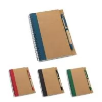 Caderno B6 espiral de capa dura em cartão, com 120 páginas lisas em papel reciclado e suporte para esferográfica (inclusa). 130 x 177 mm