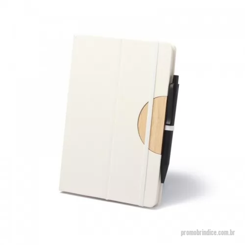 Caderno ecológico personalizado - Caderno com tampa de função de suporte para smartphone. Produzido com caixa de leite, possui guarnições em bambu, porta canetas e elástico branco com 80 folhas(g/m2)pautadas na cor bege. Obs. Não acompanha caneta.