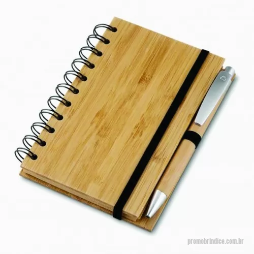 Caderno ecológico personalizado - Kit escritório, contendo:  1 Caderno de anotações 14 x 9cm capa de bambu com elástico, suporte para canetas e miolo com 60 folhas pautadas na cor bege. 1 Caneta de Bambu com detalhes em plástico.  60 folhas, 70g gramatura