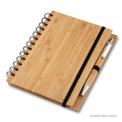 Caderno ecológico personalizado - Caderno de anotações ecológico com caneta. Capa de bambu. Possui aproximadamente 70 folhas beges pautadas com logo reciclado na lateral inferior. Acompanha suporte elástico de nylon com uma caneta de bambu com detalhes em metal.