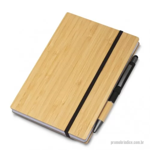 Caderno ecológico personalizado - Caderno de anotações com elástico e suporte para caneta, capa dura com 3mm em material reciclável com detalhes em bambu, miolo com 96 folhas pautadas na cor branca. Não acompanha caneta.