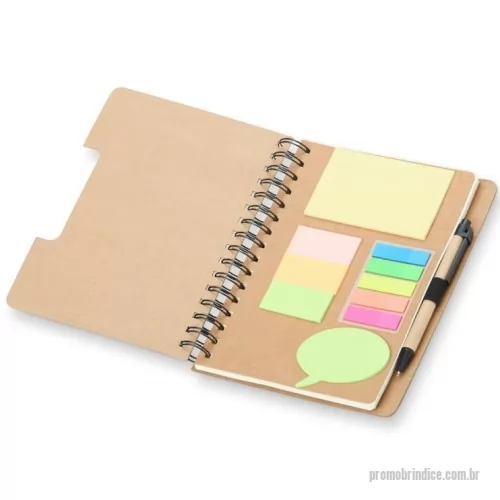Caderno ecológico personalizado - Caderneta ecológica com autoadesivos e caneta, com capa produzida em papelão kraft. Contém miolo com aproximadamente 70 folhas pautadas, suporte de nylon acompanhando, caneta de papelão com clip e ponteira de plástico com carga esferográfica 1.0mm e acionamento por clique. Bloco autoadesivo amarelo com aproximadamente 20 folhas, bloco verde com aproximadamente 20 folhas, cinco blocos coloridos autoadesivos com aproximadamente 20 folhas, 3 blocos coloridos com aproximadamente 20 folhas.