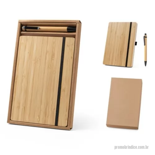 Caderno ecológico personalizado - Conjunto de caderno A5 e esferográfica em bambu. O caderno de capa e contracapa em placa de bambu e lombada em poliéster 100% reciclado (100% rPET). Interior contém 96 folhas pautadas com papel reciclado. Suporte para esferográfica (inclusa) e elástico para fecho do caderno. Esferográfica em bambu e escrita em preto. Fornecido em caixa presente de oferta de papel kraft reciclado. A cor e o resultado da impressão nos materiais naturais pode variar entre produtos. Caderno: 140 x 210 mm | Esferográfica: ø11 x 138 mm | Caixa de oferta: 160 x 255 x 18 mm