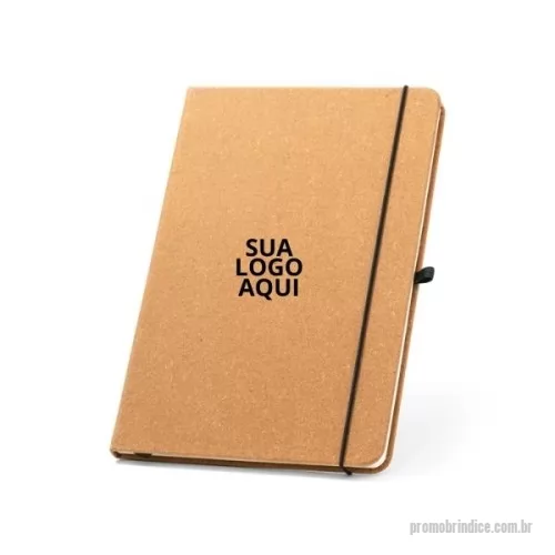 Caderno ecológico personalizado - Caderno A5 Couro reciclado Personalizado .Caderno A5 com capa dura em couro reciclado, apresentando 96 folhas pautadas na elegante cor marfim, é um brinde sofisticado para qualquer ocasião corporativa. O papel é cuidadosamente selecionado de fontes de gestão florestal sustentável, refletindo o compromisso ambiental da sua empresa. Com suporte para esferográfica (não inclusa), elástico e fita separadora na cor preta, este caderno é altamente funcional e ideal para brindes corporativos. Além disso, contém um prático bolso interior, perfeito para guardar notas e documentos importantes. Este produto é fornecido em um elegante envelope preto de cartão, tornando-o um brinde para empresa excepcional, que certamente impressionará. Dimensões: 140 x 210 mm
