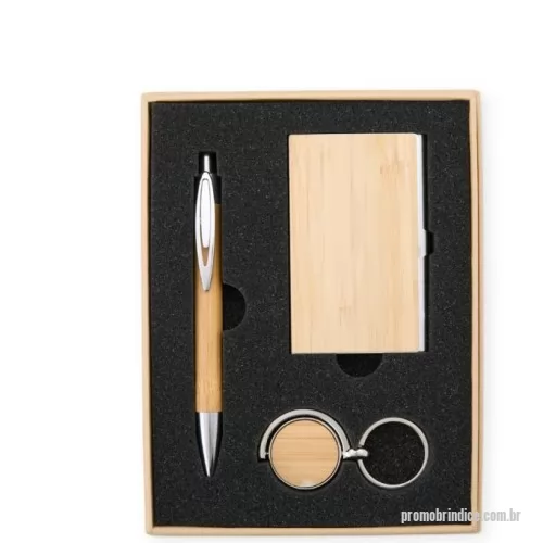 Caderno ecológico personalizado - Este kit é a escolha perfeita para quem busca sustentabilidade no dia a dia. Ele inclui: um porta-cartão com tampa de bambu e interior em metal brilhante, combinando resistência e sofisticação; um chaveiro giratório em metal com frente de bambu e verso espelhado, trazendo modernidade; e uma caneta de bambu com clipe metálico, acionamento por clique e carga esferográfica azul, prática e estilosa. Todos os itens são cuidadosamente acomodados em um estojo de papelão com tampa e interior de espuma, ideal para presentes ou para organizar seus itens com cuidado. Uma escolha que alia sustentabilidade, elegância e utilidade em um único conjunto!