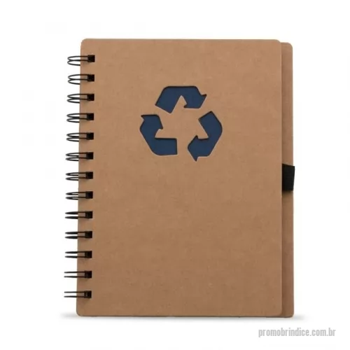 Caderno ecológico personalizado - Caderno ecológico com símbolo reciclado na capa, acompanha folhas coloridas estilo folhas de guarda nas cores: vermelho, amarelo, laranja, azul, verde e preto, possibilitando selecionar a cor desejada como fundo do logo reciclado. Possui aproximadamente 70 folhas brancas pautadas com logo reciclado na lateral inferior das folhas, possui também elástico suporte para caneta(não acompanha caneta).