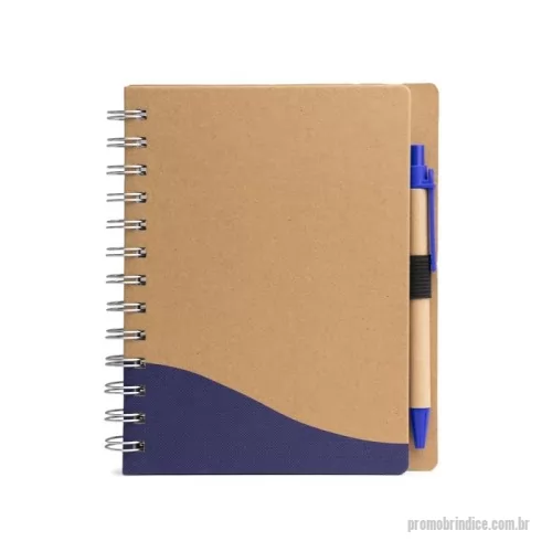 Caderno ecológico personalizado - Caderno ecológico com caneta, capa produzida em papelão com detalhe texturizado e verso liso. Contém miolo com aproximadamente 70 folhas pautadas, suporte de nylon e acompanha caneta de papelão com clip e ponteira de plástico, carga esferográfica 1.0mm e acionamento por clique.