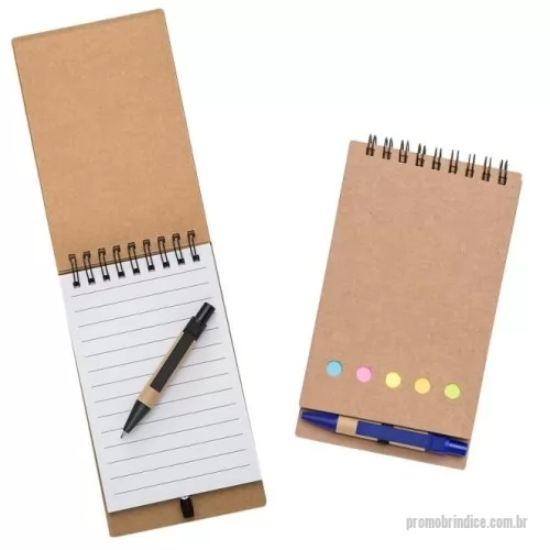 Caderno ecológico personalizado - Bloco de anotações ecológico com autoadesivos e mini caneta. Bloco com wire-o e detalhes vazados na capa, contém conjunto de cinco bloquinhos autoadesivos coloridos, bloco autoadesivo pequeno, miolo com folhas pautadas e suporte de nylon com mini caneta de papelão com carga esferográfica na cor azul e acionamento por clique..
