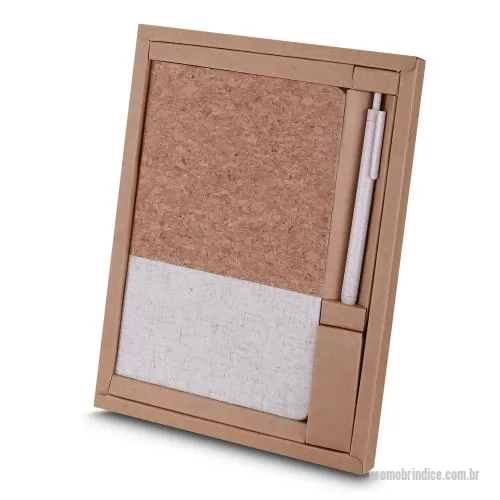 Caderno ecológico personalizado - Kit caderno de anotações e caneta. O kit acompanha a caneta em plástico reciclado. O caderno de anotações é feito de cortiça com detalhe em algodão cru, em capa dura com miolo 80 folhas pautadas. Embalagem é presentável feita de papel kraft.