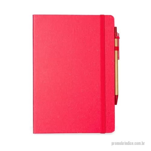 Caderno ecológico personalizado - Caderneta ecológica com capa em fibra da palha de arroz. Contém aproximadamente 80 folhas amareladas com pauta, além de duas folhas de guarda, uma fita elástica para fechamento e porta-canetas em elástico. Acompanha uma caneta esferográfica de carga azul de 1,0mm com corpo em papelão e clip, acionamento por clique e ponteira em plástico. 15 x 21 cm