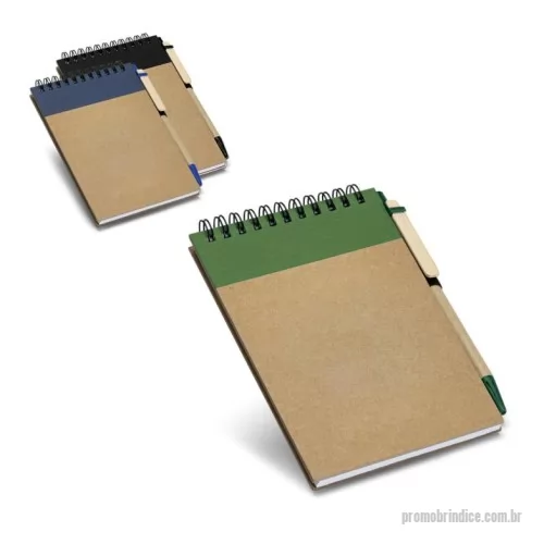 Caderno ecológico personalizado - Caderno de bolso personalizado com capa dura em cartão, espiral e 120 páginas lisas em papel reciclado. Possui suporte lateral para caneta e acompanha caneta esferográfica com escrita azul, formando um kit compacto e prático para anotações no dia a dia. Ideal para brindes corporativos, eventos, treinamentos, feiras, campanhas promocionais, kits de onboarding e presentes para clientes e colaboradores. O formato A6 facilita o transporte em bolsas, mochilas e pastas, enquanto a capa oferece boa área para aplicação de logotipo ou identidade visual da empresa. Medidas aproximadas: 10,5 x 14,5 cm. Produto funcional, econômico e com apelo sustentável.