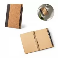 Caderno B6 com capa rígida em cortiça e rPET com 140 páginas lisas em papel kraft reciclado (70 g/m²) e suporte para esferográfica. Inclusa esferográfica em fibra de trigo e ABS com clipe. Esferográfica amiga do ambiente. Escrita a azul. Caderno: 130 x 178 mm |Esferográfica: ø10 x 141 mm