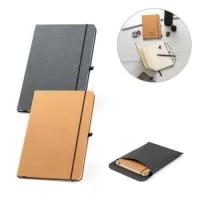 Caderno A5 de capa dura em couro reciclado, com 96 folhas pautadas cor marfim em papel proveniente de gestão florestal sustentável. Suporte para esferográfica (não inclusa), elástico e fita separadora em preto. Contém bolso interior. Fornecido em envelope preto de cartão. 140 x 210 mm