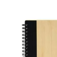 Um caderno feito para quem deseja anotar ideias e projetos sem abandonar a preocupação com o meio ambiente. Com capa feita em casca de bambu e faixa vertical colorida, ele conta também com encadernação Wire-O e aproximadamente 70 folhas amareladas pautadas. Além disso, o caderno acompanha uma caneta esferográfica de carga azul de 0,8 mm com corpo em papelão e clip, acionamento em clique e ponteira em plástico. A capa contém um elástico para abrigar a caneta junto ao caderno.