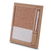 Kit caderno de anotações e caneta. O kit acompanha a caneta em plástico reciclado. O caderno de anotações é feito de cortiça com detalhe em algodão cru, em capa dura com miolo 80 folhas pautadas. Embalagem é presentável feita de papel kraft.