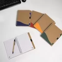 Descrição: Caderno ecológico com caneta, capa produzida em papelão com detalhe texturizado e verso liso. Contém miolo com aproximadamente 70 folhas pautadas, suporte de nylon e acompanha caneta de papelão com clip e ponteira de plástico, carga esferográfica 1.0mm e acionamento por clique.  Altura :  17,9 cm  Largura :  14,6 cm  Espessura :  1,8 cm