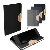 Caderno de anotações com suporte para caneta, fechamento com elástico, capa dura em material reciclável, suporte para celular na capa e miolo com 80 folhas pautadas na cor bege. NÃO ACOMPANHA CANETA.