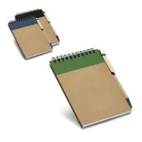 Caderno de bolso personalizado com capa dura em cartão, espiral e 120 páginas lisas em papel reciclado. Possui suporte lateral para caneta e acompanha caneta esferográfica com escrita azul, formando um kit compacto e prático para anotações no dia a dia. Ideal para brindes corporativos, eventos, treinamentos, feiras, campanhas promocionais, kits de onboarding e presentes para clientes e colaboradores. O formato A6 facilita o transporte em bolsas, mochilas e pastas, enquanto a capa oferece boa área para aplicação de logotipo ou identidade visual da empresa. Medidas aproximadas: 10,5 x 14,5 cm. Produto funcional, econômico e com apelo sustentável.