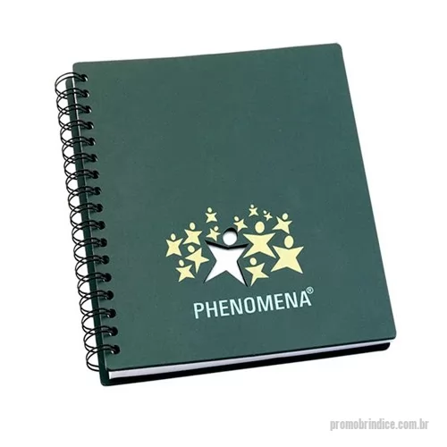 Caderno personalizado - Com design moderno os cadernos universitários personalizados possuem grande aceitação de público. Ótimo brinde para promover e divulgar sua marca. Ele possui 96 folhas e capa dura feita de papel couché. Acabamento em wire-o e capa recortada