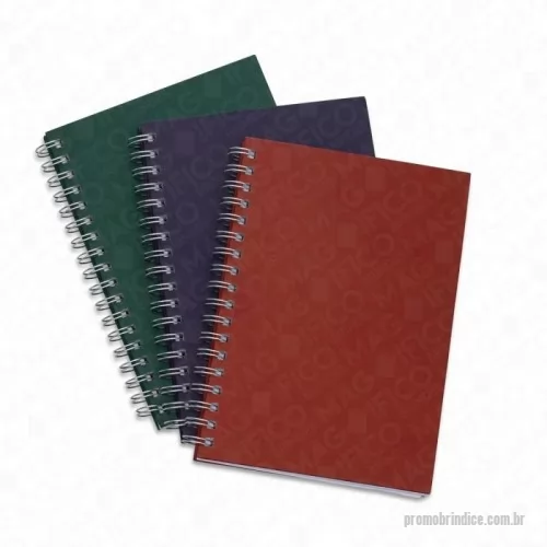 Caderno personalizado - Caderno com capa kraft colorida e espiral prata metálico. Possui aproximadamente 98 folhas brancas pautadas e páginas para: dados pessoais, calendário de 2020 á 2023 e planejamento. MEDIDAS: Altura : 24,3 cm. Largura: 18,4 cm. Espessura : 1,6 cm. GRAVAÇÃO: Silk screen 1 cor, para outros tipos de gravações consulte.  Peso aproximado (g): 408.