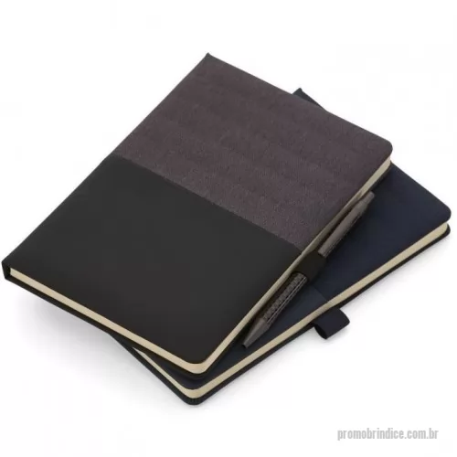 Caderno personalizado - Caderno de anotações com suporte para caneta. Capa dura almofadada em material sintético. Miolo 80 folhas pautadas na cor bege. Caneta não inclusa.