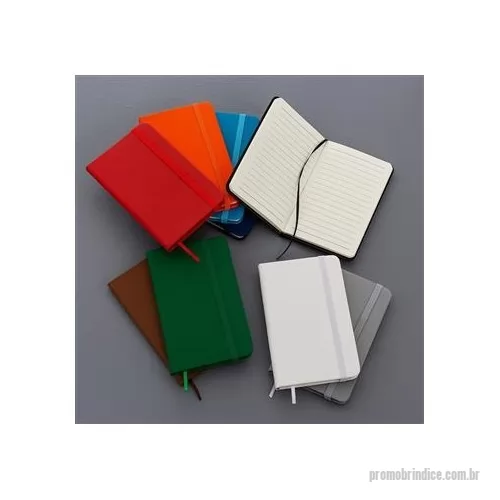 Caderno personalizado - Caderneta tipo moleskine emborrachado com marcador de página em cetim e fita elástica para fechar. Contém aproximadamente 80 folhas amareladas com pauta. Largura : 8,8 cm Espessura : 1,2 cm Comprimento : 14,1 cm Medidas aproximadas para gravação (CxL): 13,8 cm x 8,2 cm Peso aproximado (g): 96