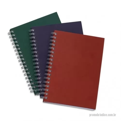 Caderno personalizado - Caderno com capa kraft colorida e espiral prata metálico. Possui aproximadamente 98 folhas brancas pautadas e páginas para: dados pessoais, calendário de 2020 à 2024 e planejamento.