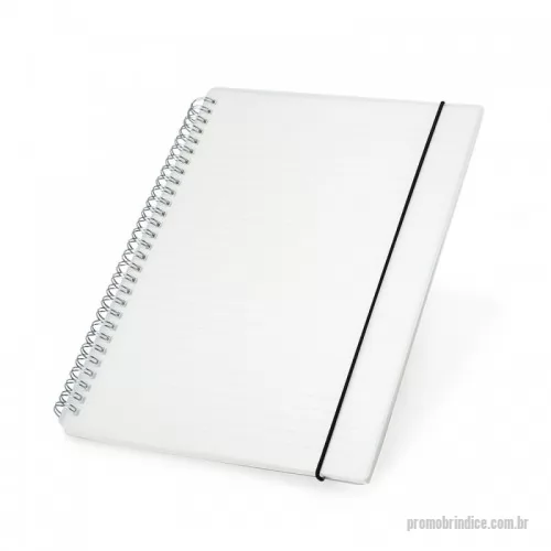 Caderno personalizado -  Caderno B5 com capa plástica e elástico para lacre, contém aproximadamente 80 folhas marfim com pauta.