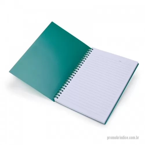 Caderno personalizado - Caderno A5 plástico com wire-o metálico. Capa em PP, contém aproximadamente 80 folhas brancas com pauta.  Altura :  21,2 cm  Largura :  15 cm  Espessura :  1,5 cm  Medidas aproximadas para gravação (CxL):  20,5 cm x 13 cm  Peso aproximado (g):  207